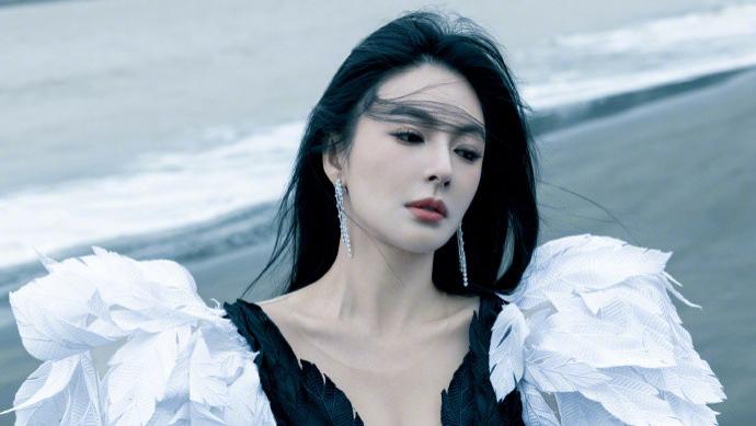 36岁张雨绮好耿直，大方晒出腰间赘肉，手捏“游泳圈”超接地气