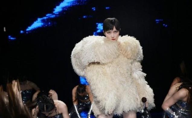 唱功不够，造型来凑！这些歌手比名模还会穿，心思真没用在正道上