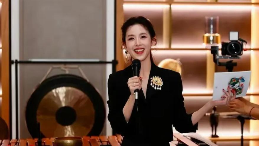 章泽天佩戴“恶魔之眼”惹争议：你这么做，东哥知道吗？