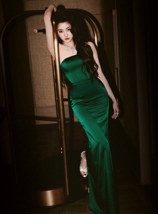 被珠宝晚宴的关晓彤惊艳了，逆天长腿白到发光，但这脚丫子却引热议