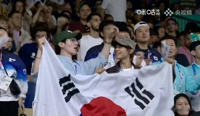 突变韩剧现场!李栋旭崔珉豪亮相奥运观众席,网友：男神紧张也这样