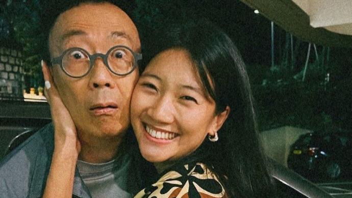 68岁金牌司仪为女儿移民险破产，结婚43年无绯闻，房子都归老婆管