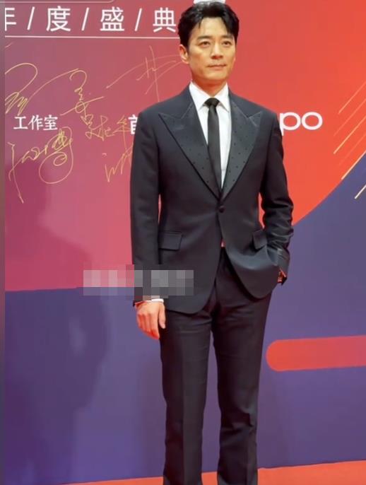 北京这晚，被“发胖”李沁惊艳，整个面相变了，网友：生孩子了吧