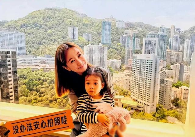 王阳带妻女在香港度假 亲娃拍合照一家其乐融融