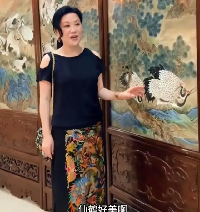 69岁吕良伟和54岁老婆杨小娟同框完全看不出年龄差,真的很会保养