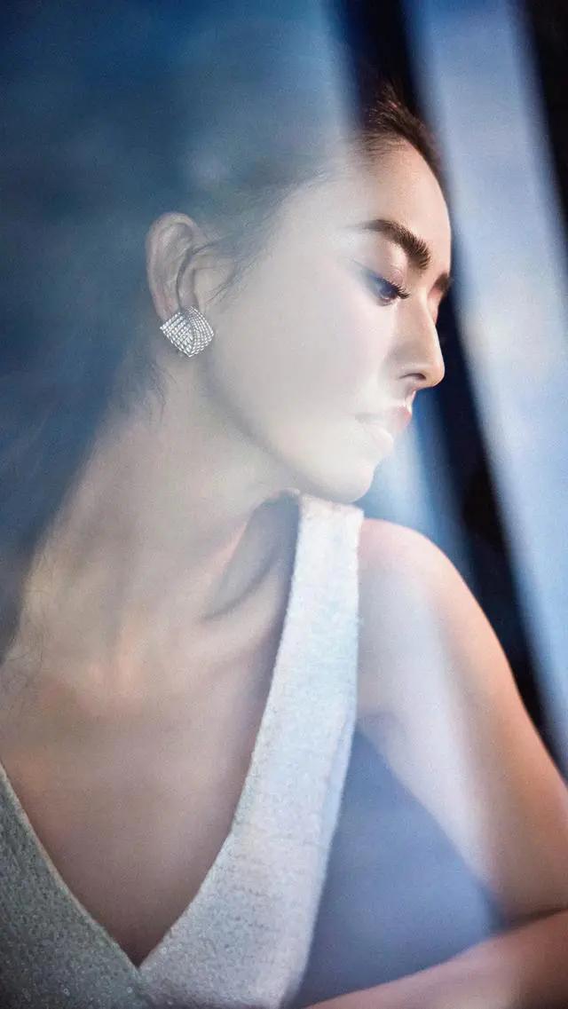 佟丽娅素颜现身餐厅,眼神凌厉和台前区别大,被指有官太太气质