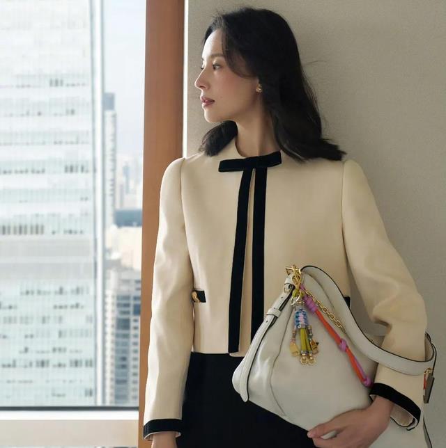 董洁晒新年穿搭，不愧是靠颜值与才华饭吃，品味一如既往的高级！