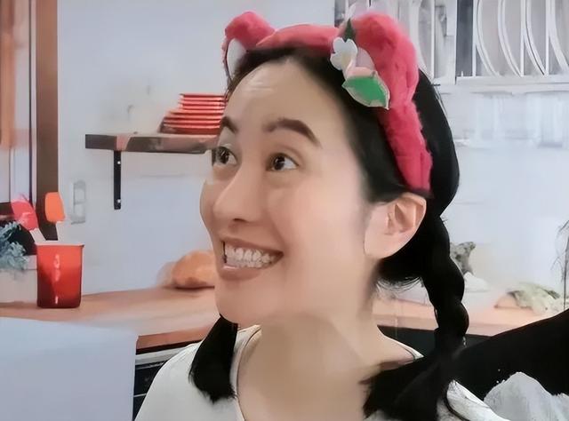 过气明星的卑微：成老赖，扮丑卖傻，县城混商演，满地心酸