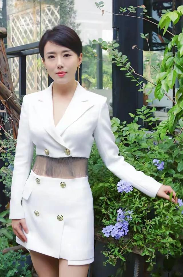 颜丹晨:知性高雅，端庄大方，妩媚多姿