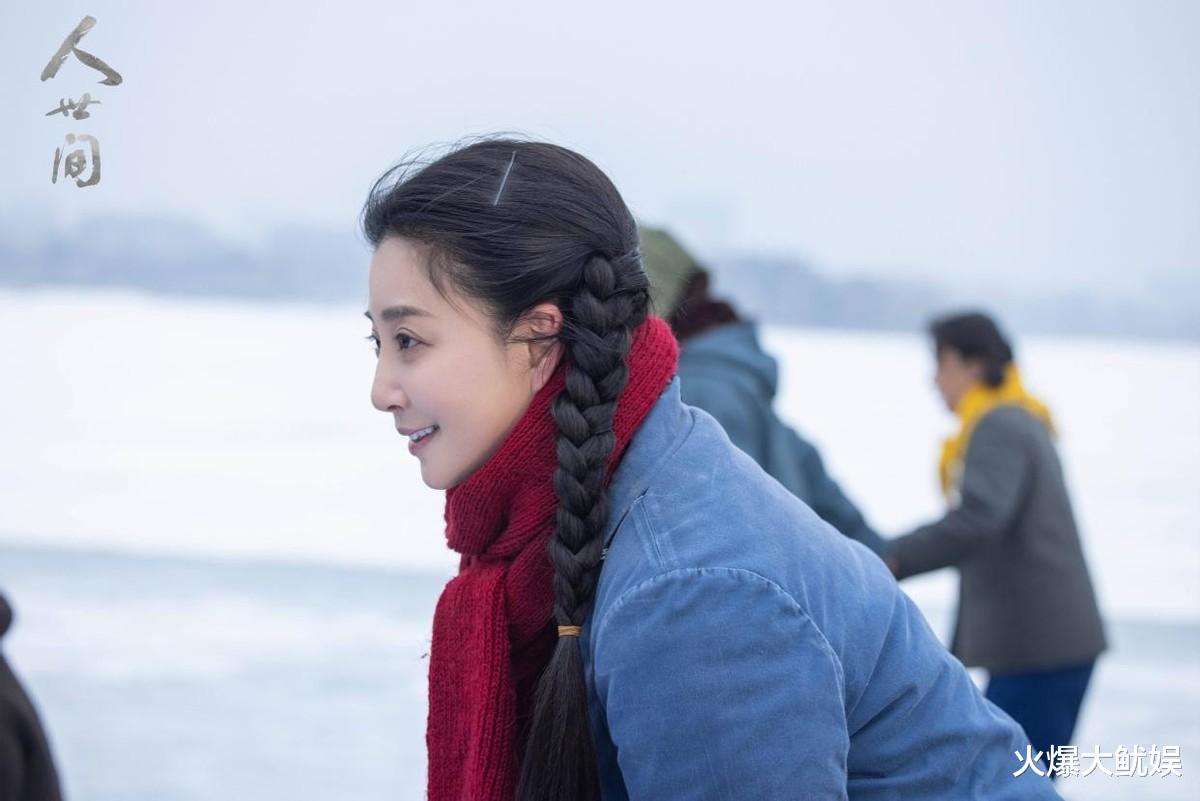 44岁殷桃与男友逛宜家，医生男友穿背心身材壮硕，主动喂桃姐吃饭