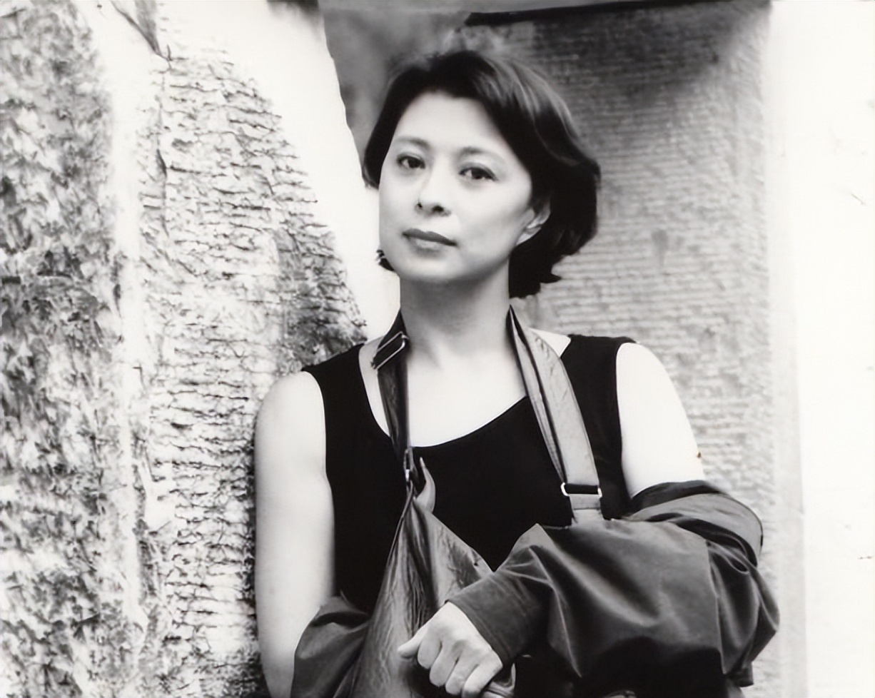 她是国家一级演员，与富豪结婚37年零绯闻，儿子帅气是她的骄傲