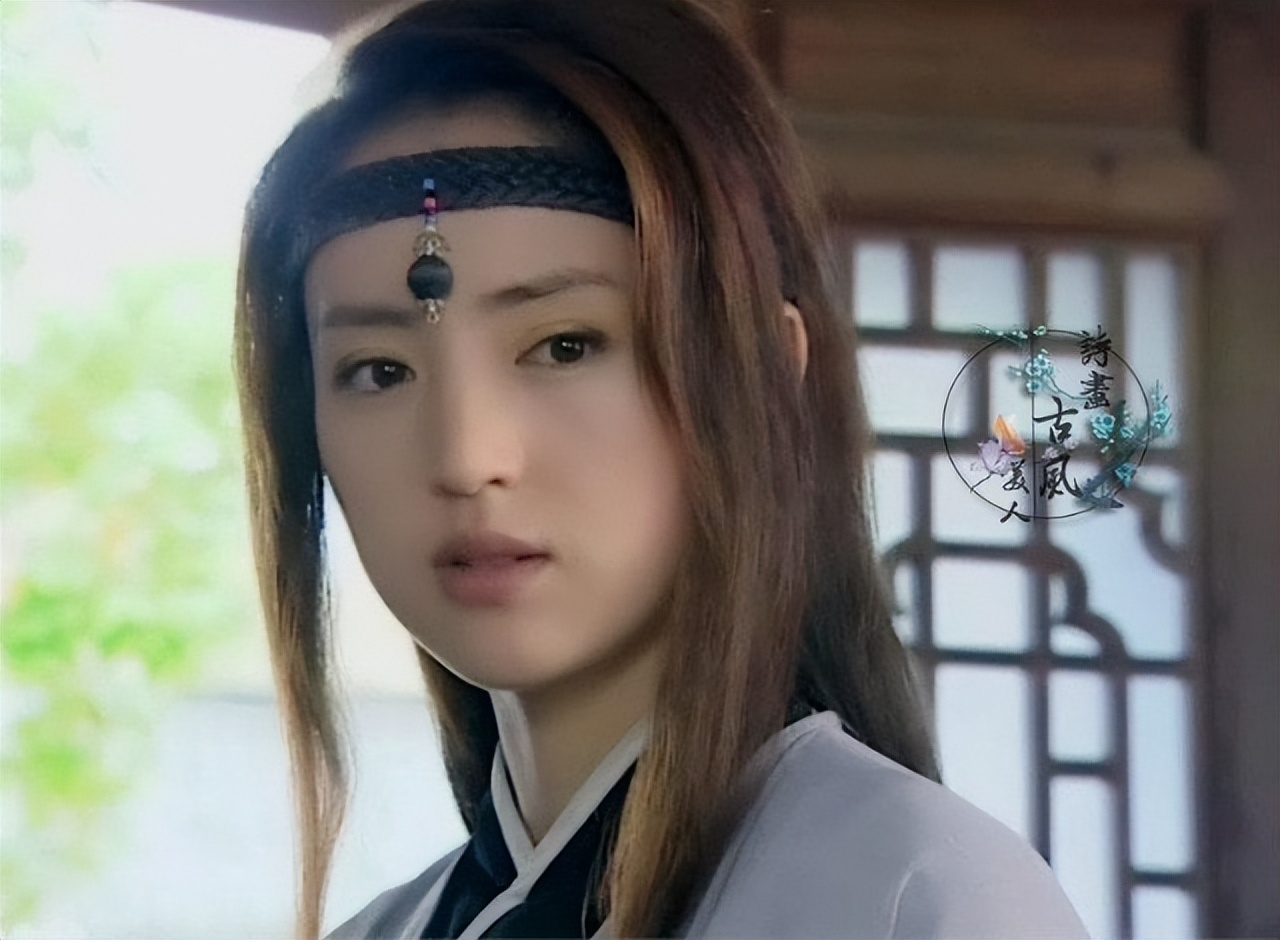 董璇晒祖孙三代同框照，7岁小酒窝侧颜似高云翔，母女俩吃糖葫芦