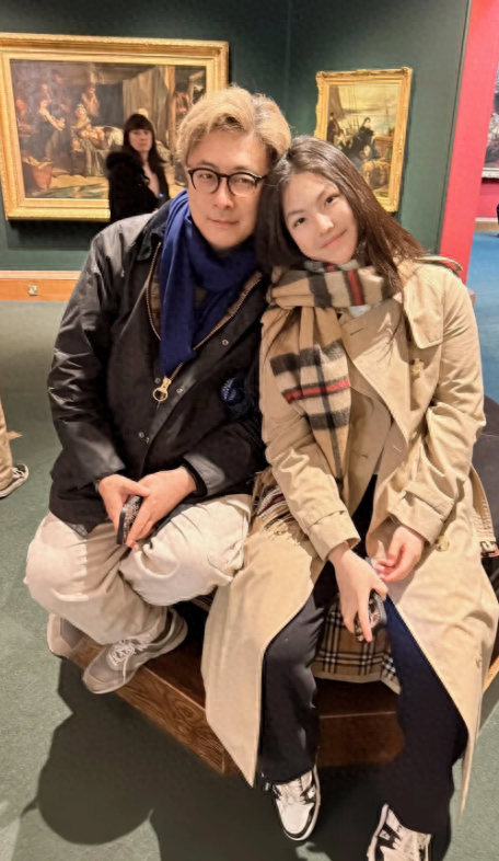 李湘母女伦敦街头闲逛,不搭腔分开走疑吵架,王诗龄复胖身材粗壮