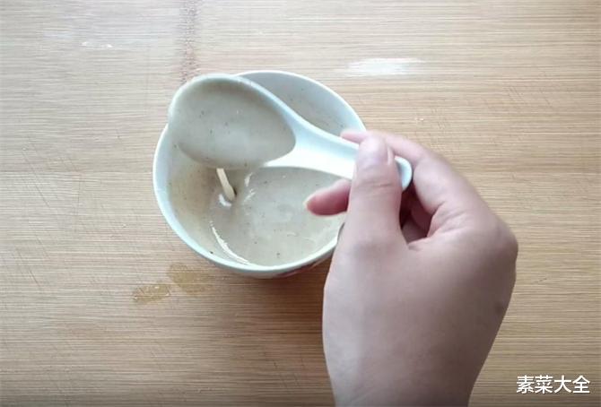 吊炉葱花饼,外面卖3元一个排队买,葱香十足,一锅烙8个不够吃