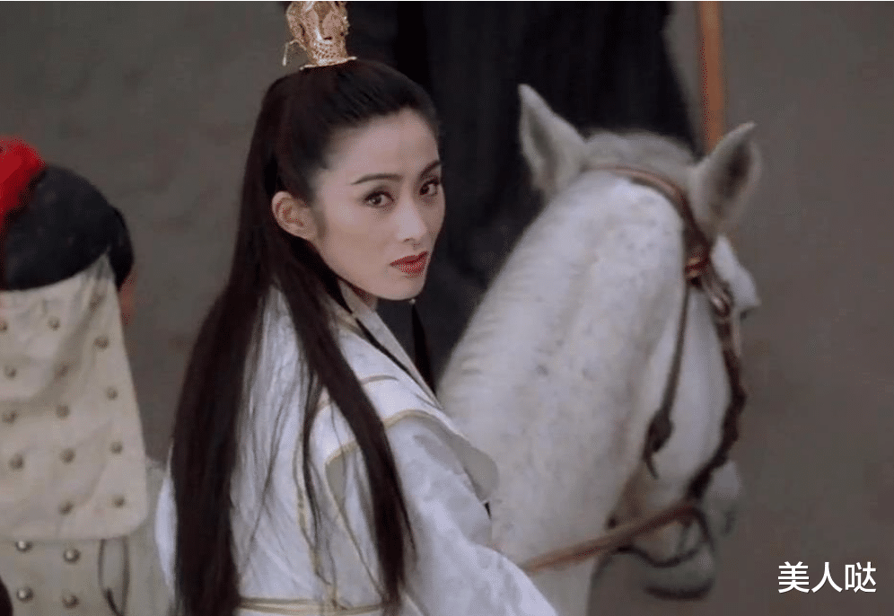 张敏暴大变样!上身只穿“一块布”秀身材,虽干瘪但气质还是很好