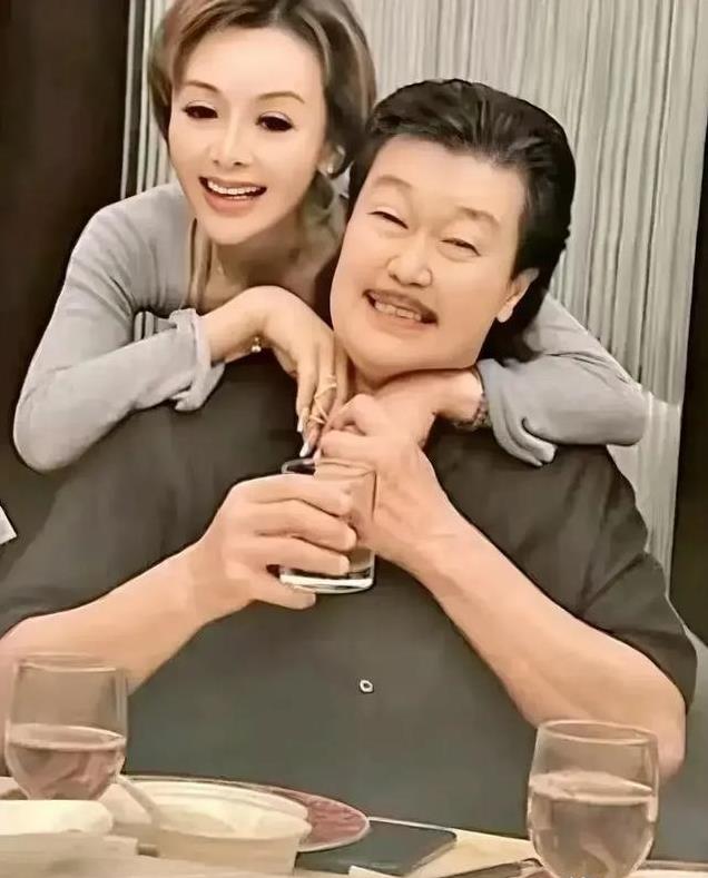 无滤镜现原形,热巴香肠嘴,高圆圆两层游泳圈,杨坤成行走的石像