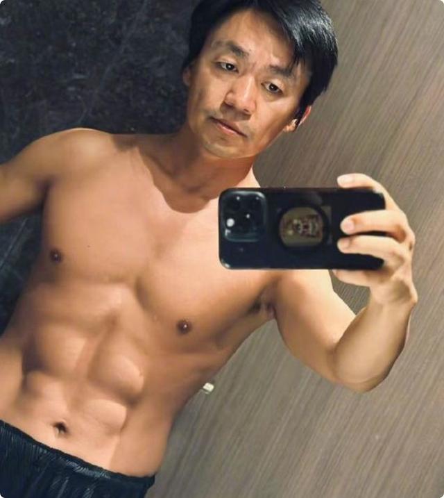 看了王宝强的腹肌照!打了多少“假腹肌”男明星的脸?