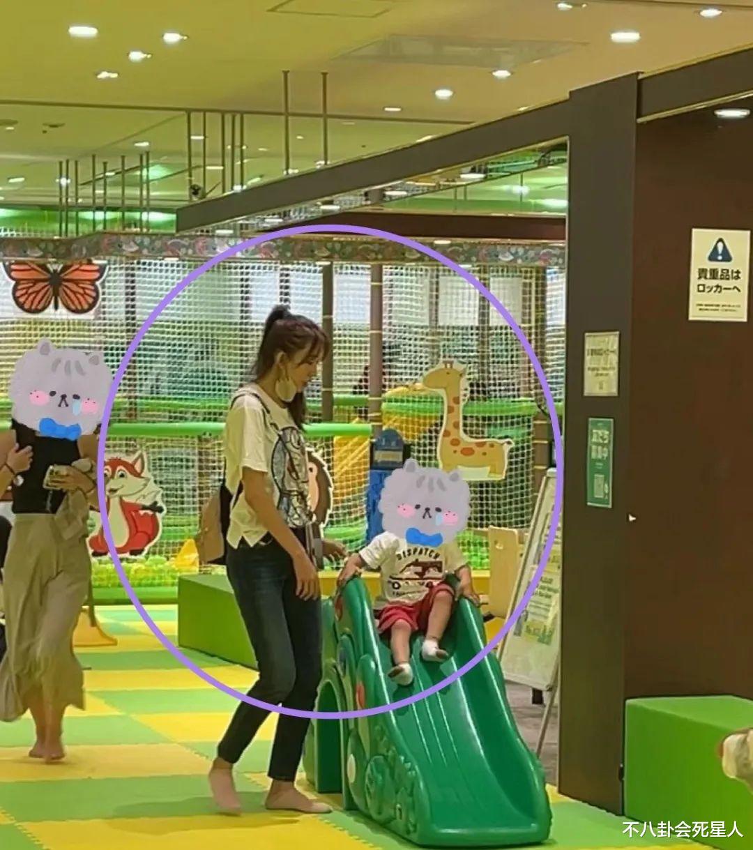 50岁林志玲带儿子外出，身材苗条像30岁，脸却暴露真实年龄