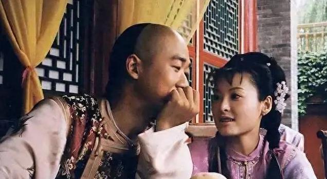 52岁袁立带老公聚会，夫妻合唱大秀恩爱，她素颜出镜已是大妈模样