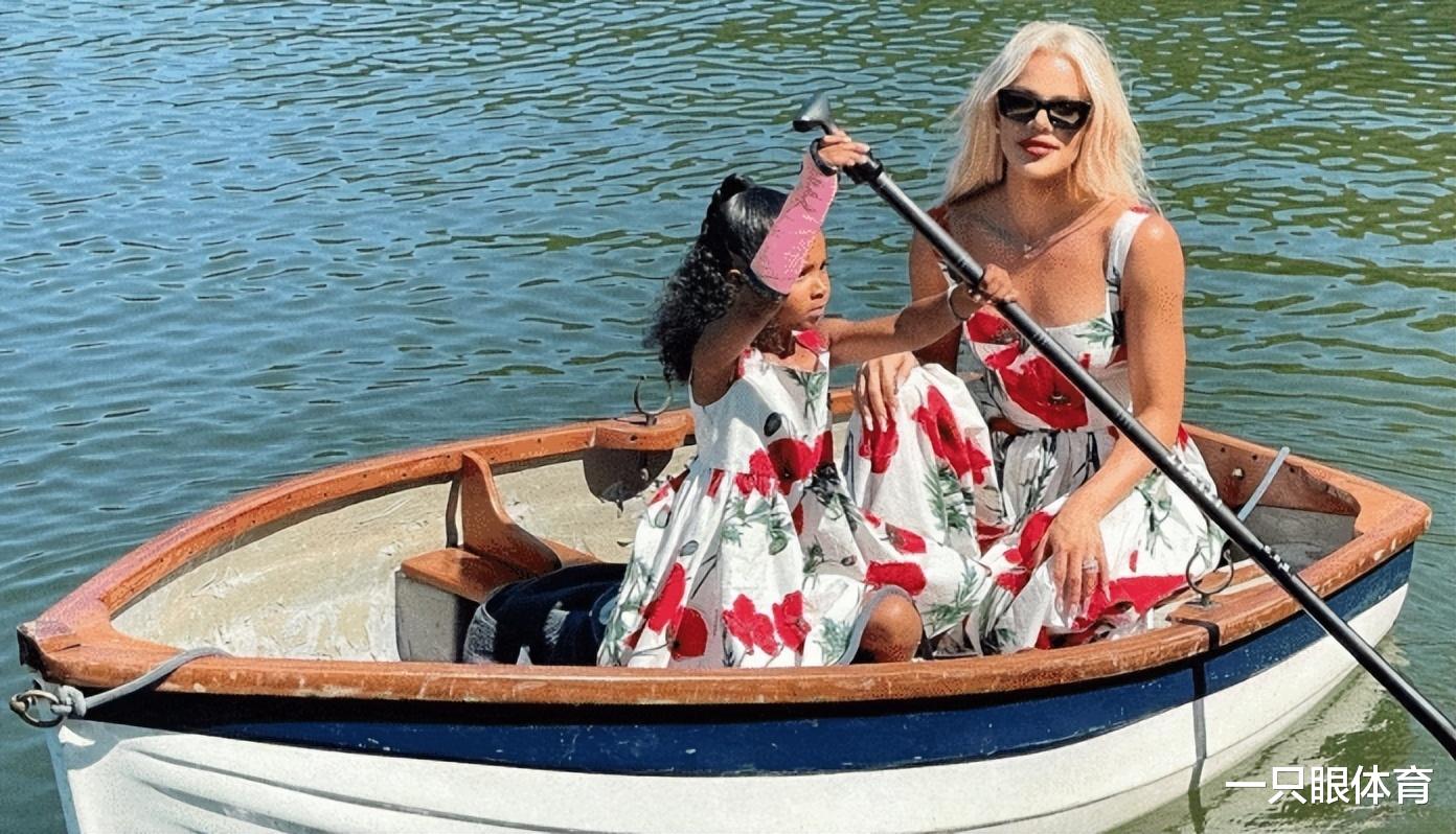 卡戴珊三姐近照，1家3口合影！40岁依然单身，2任NBA前夫想复婚