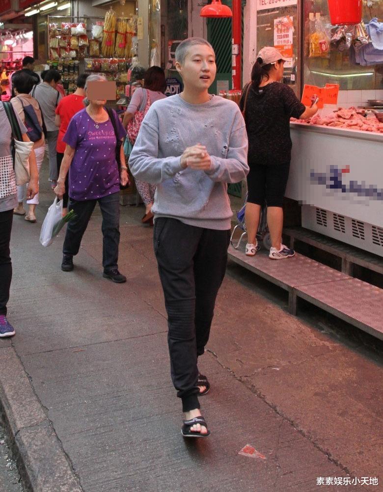 1999年吴绮莉怀孕6个月,为小龙女准备婴儿鞋,头戴帽巾做孕妇