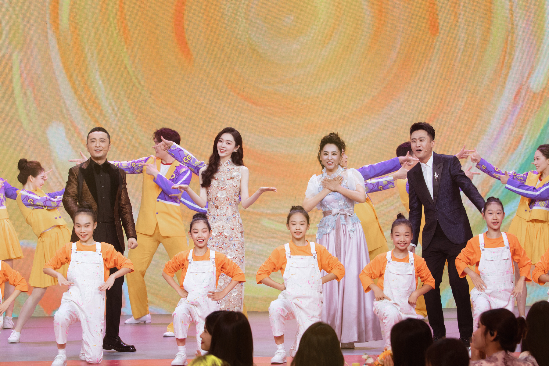 宋轶穿华丽旗袍主持中秋晚会,身材窈窕明艳大气,被赞是最清纯女星