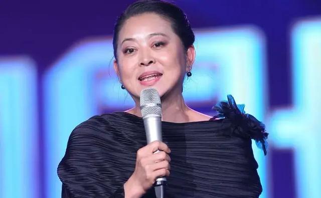 65岁倪萍模样大变疑整容,苹果肌明显两大坨,下巴又尖又长变年轻