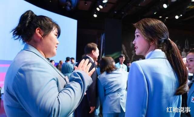 51岁金建希状态绝了！蓝色西装搭配低马尾，又瘦又美像女大学生