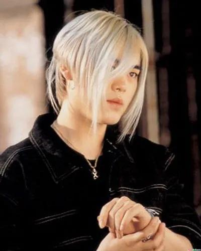 他是昔日传奇组合队长，现实中娶小13岁女星，坐拥一对可爱儿女。