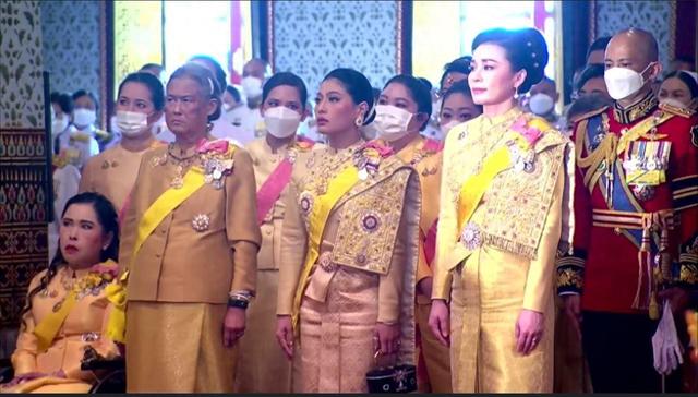 72岁泰王玩转爷孙恋!新宠仅32岁,曾为前任心腹,王室再掀波澜