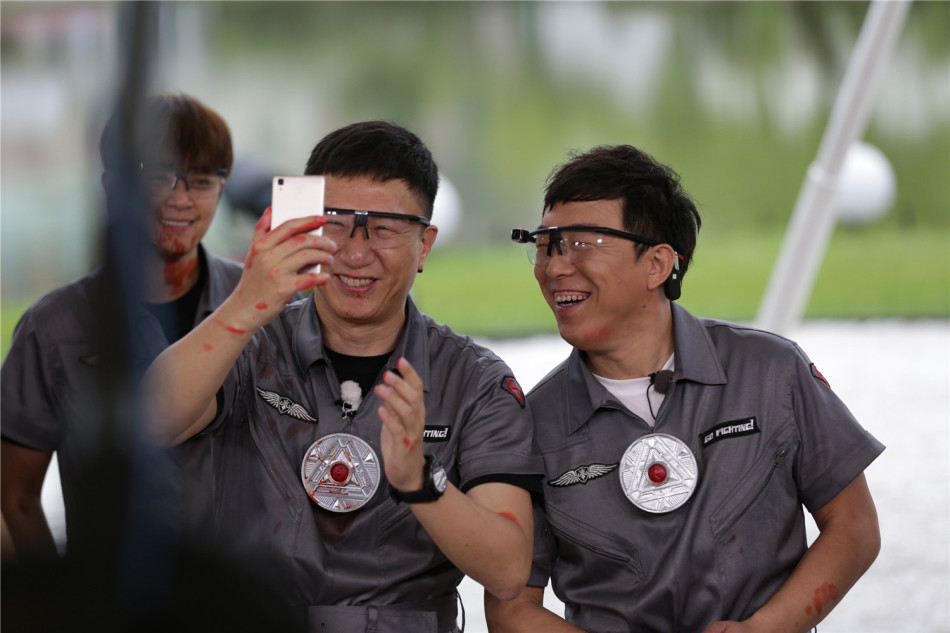 令人窒息的“婆婆”，供着李金铭10年前吃剩的饭，还让儿子睡她的床