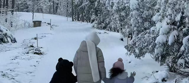 74岁张纪中穿着保暖裤在美国豪宅哄睡3个月小女儿，累到仰天长叹