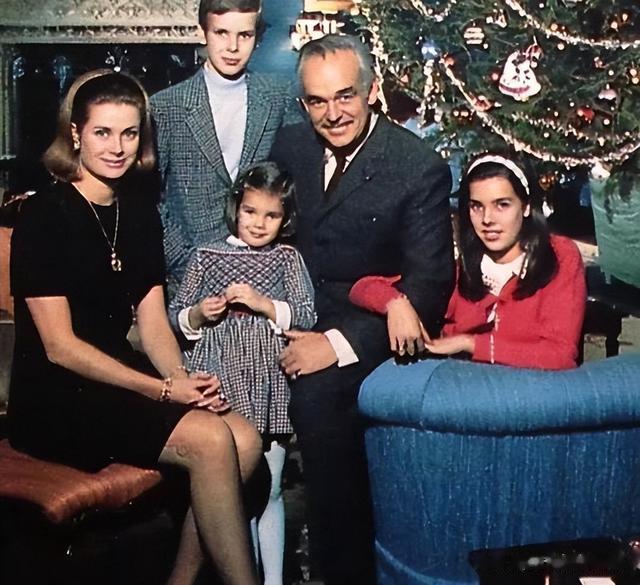 摩纳哥亲王撇下正妻夏琳,高调带着私生女出席晚会,不给王妃面子