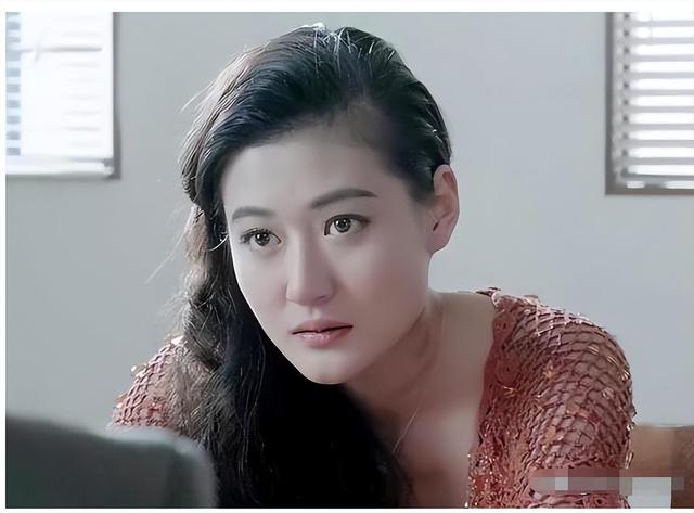 陈宝莲跳楼身亡21年,儿子被王菲经纪人收养,模样酷似干爹黄任中