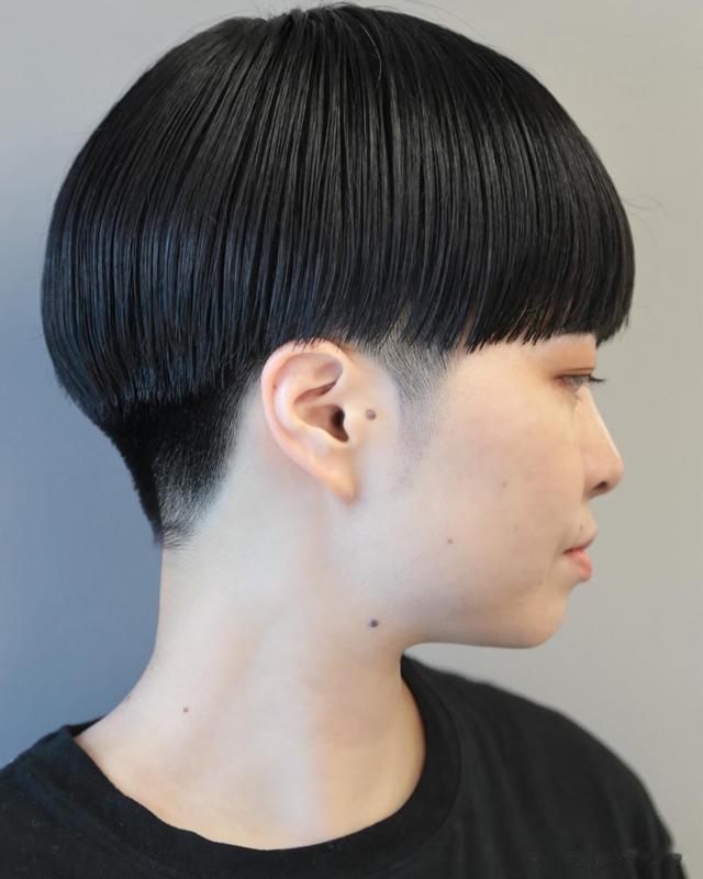 女人过了40岁,后脖铲短短发,利落清爽美美哒