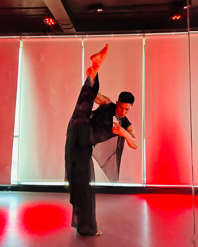 大胸肌腹肌居然还能劈叉，这韧性在健身房吊打一切猛男