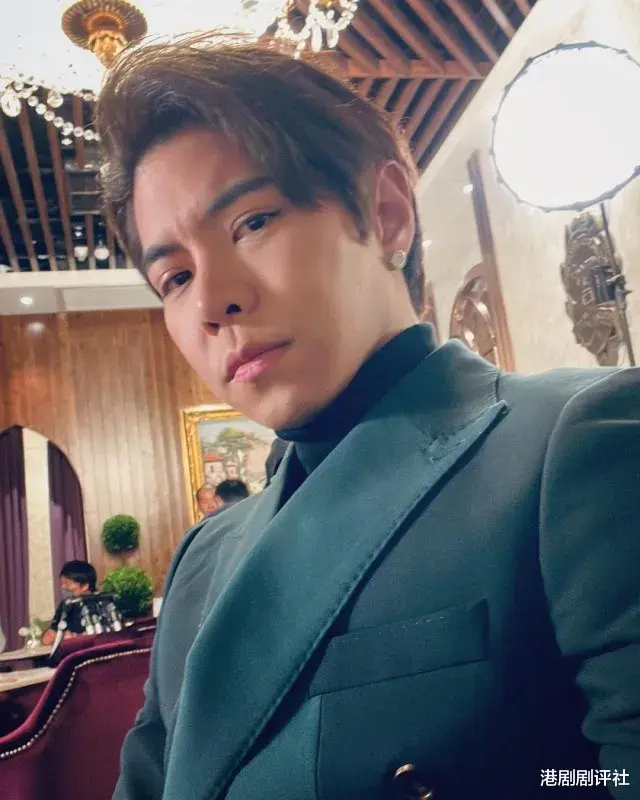 TVB女神收割机与同母异父弟弟为妈妈庆生，一家三口获赞高颜值