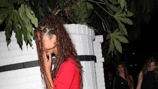 奥巴马26岁女儿久违露面，深夜现身酒店外，1米85身高走路带风！