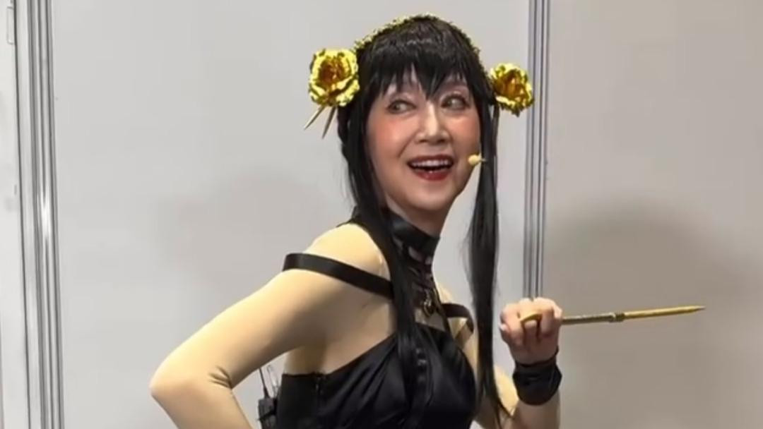 71岁女港星漫展玩cosplay，身材依然火辣，竟是孔子后人