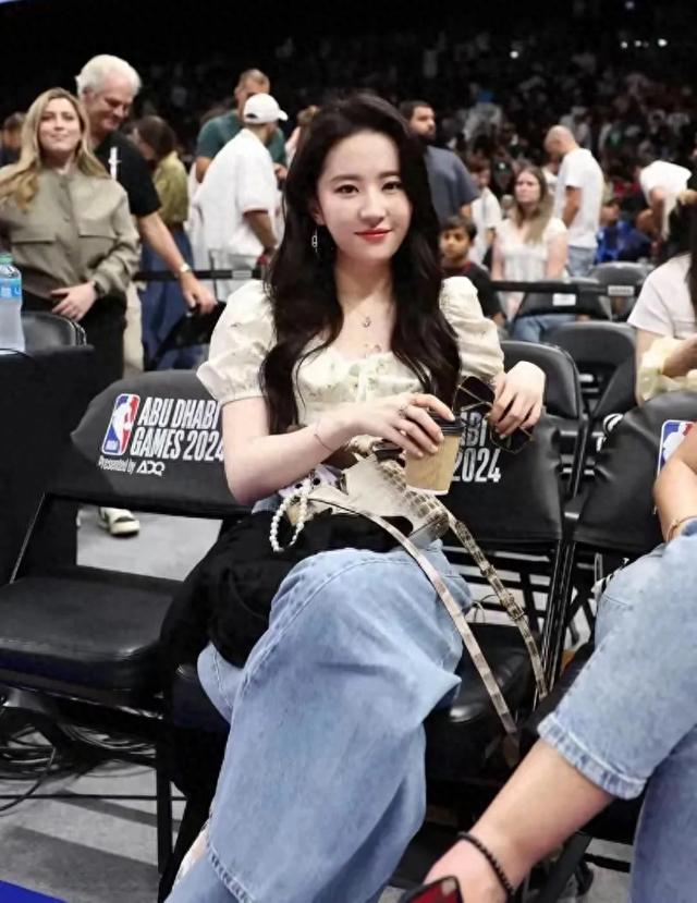 刘亦菲NBA看球生图来了，脖子太粗挤出颈纹，母女俩双双发福被嘲