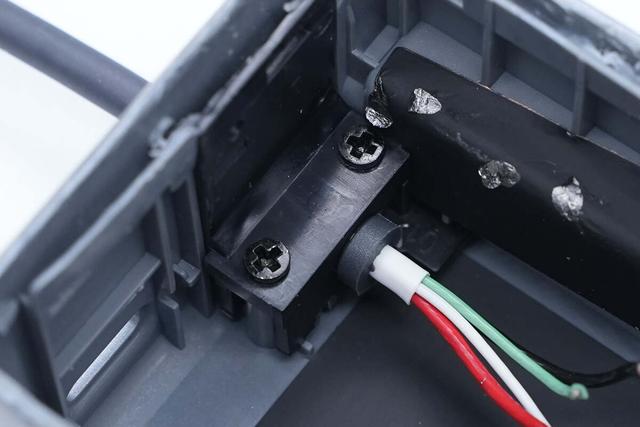 支持65W PD快充和120W小米快充，小米165W自帶線充電寶拆解