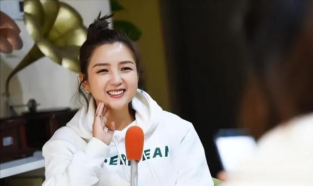 释小龙何洁分手13年后,一个身家过亿,一个捉襟见肘