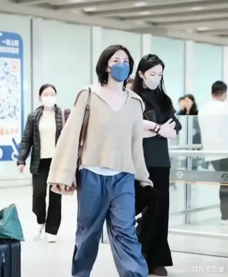 55岁窦唯罕露面!发福头发秃顶,变化大到无人识,在灵隐寺瞎溜达