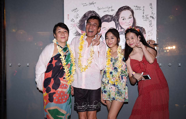 唐鹤德搂梁朝伟,窦靖童狄波拉同席,邱淑贞很美,梁家辉妻子露脸