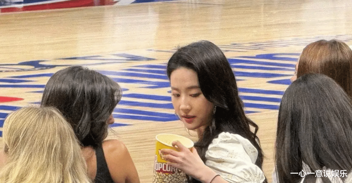 刘亦菲晒NBA观赛美照,明媚动人美得不可方物,茜茜又成全场焦点