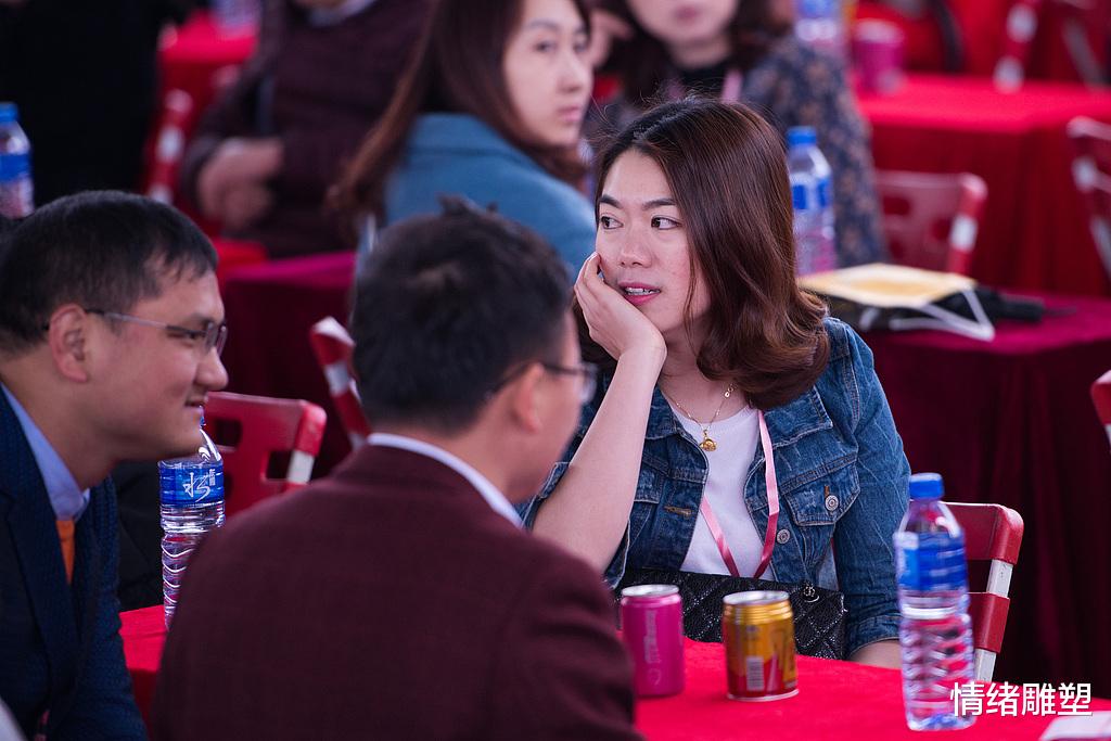 31 岁的女同事温柔漂亮,我陪她相亲了 2 次,才知道她单身的原因