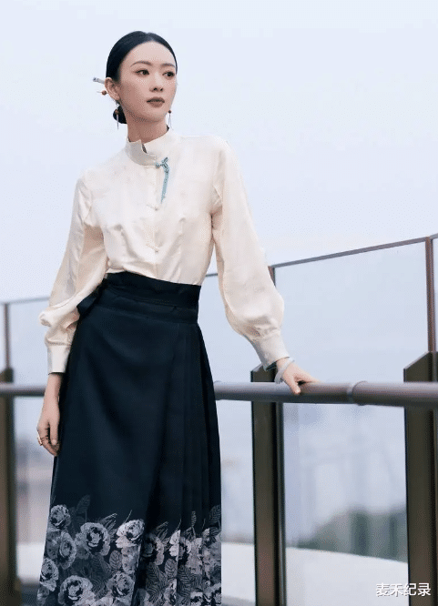 绝了!央视中秋晚会封神,刘涛雪肤花貌,金晨美艳,唐嫣长发美翻