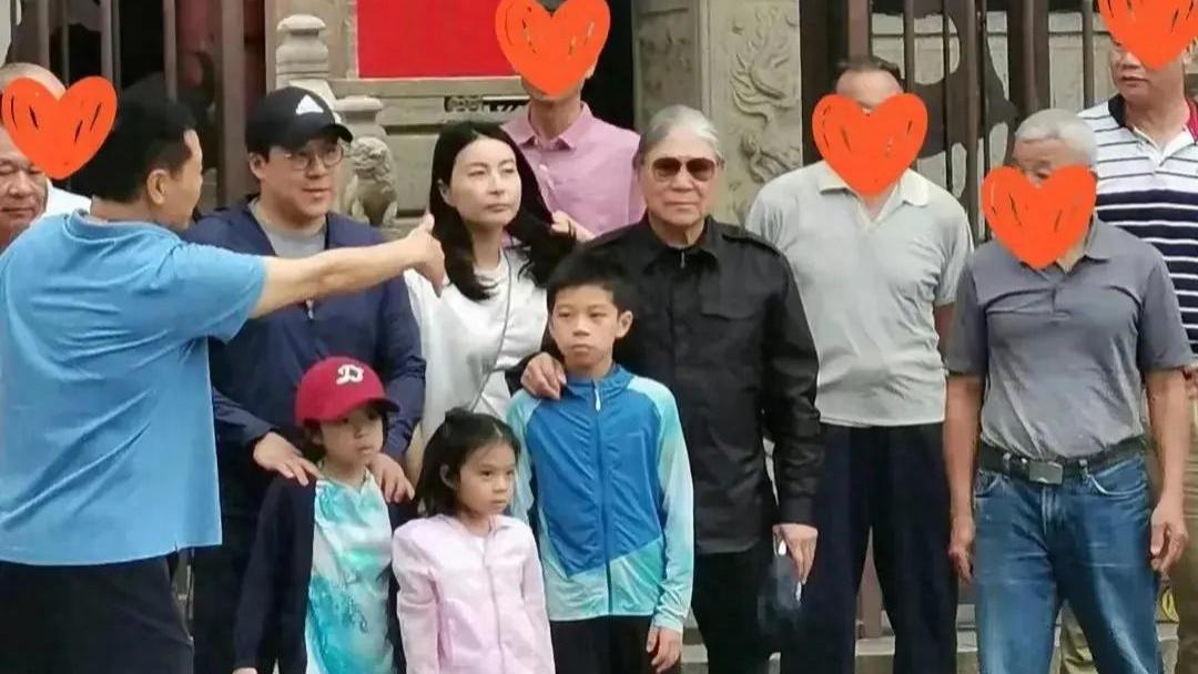 霍震霆带家人回老家扫墓，三代人罕见同框！郭晶晶素颜稳居C位！