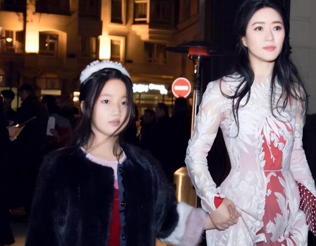 痴爱陆毅与王志文,富豪老公入狱去世,她拿130亿笑着活下去