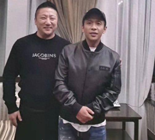 宋小宝豪宅内景罕见曝光,上下三层奢华空旷,屋里摆满盆栽似花园